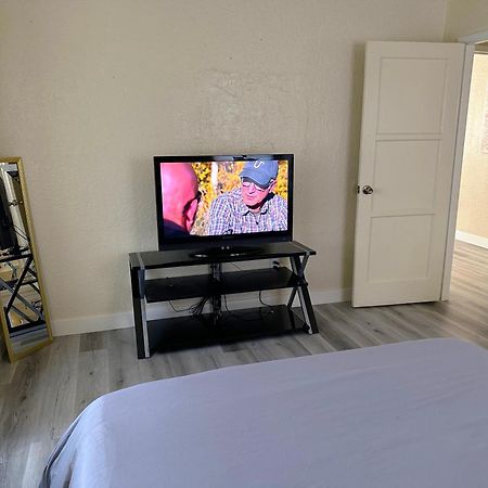 Entire Lovely 3-Bedroom Home W Yard, Parking 출라 비스타 외부 사진